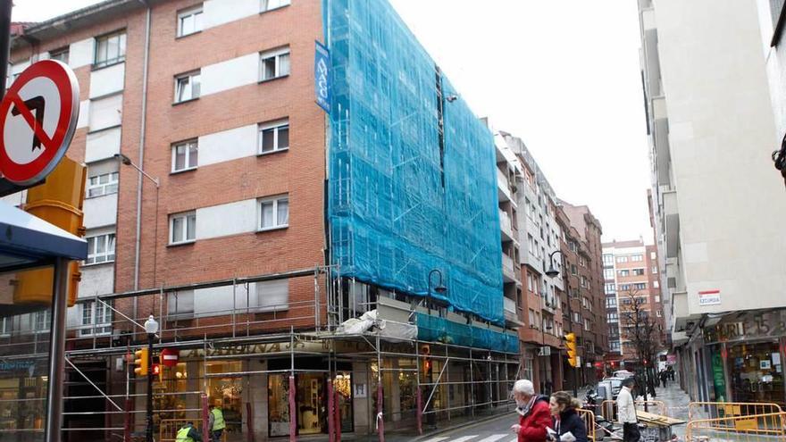 Obras en la fachada de un edificio de la ciudad.