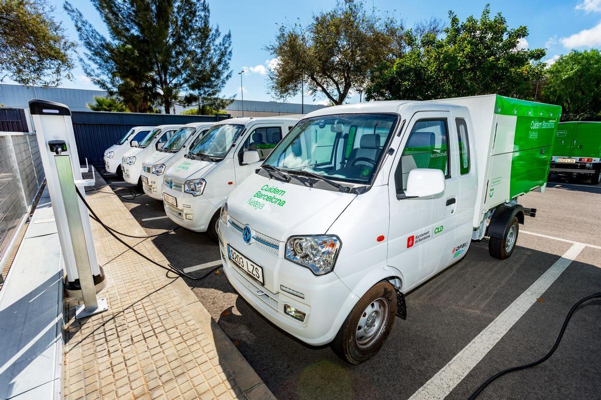 Nuevos equipos y vehículos eléctricos para la limpieza en Barcelona.