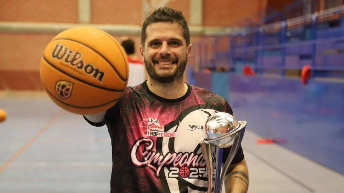 José Antonio Santaella, tras ganar la liga mexicana con el Panteras de Aguascalientes.
