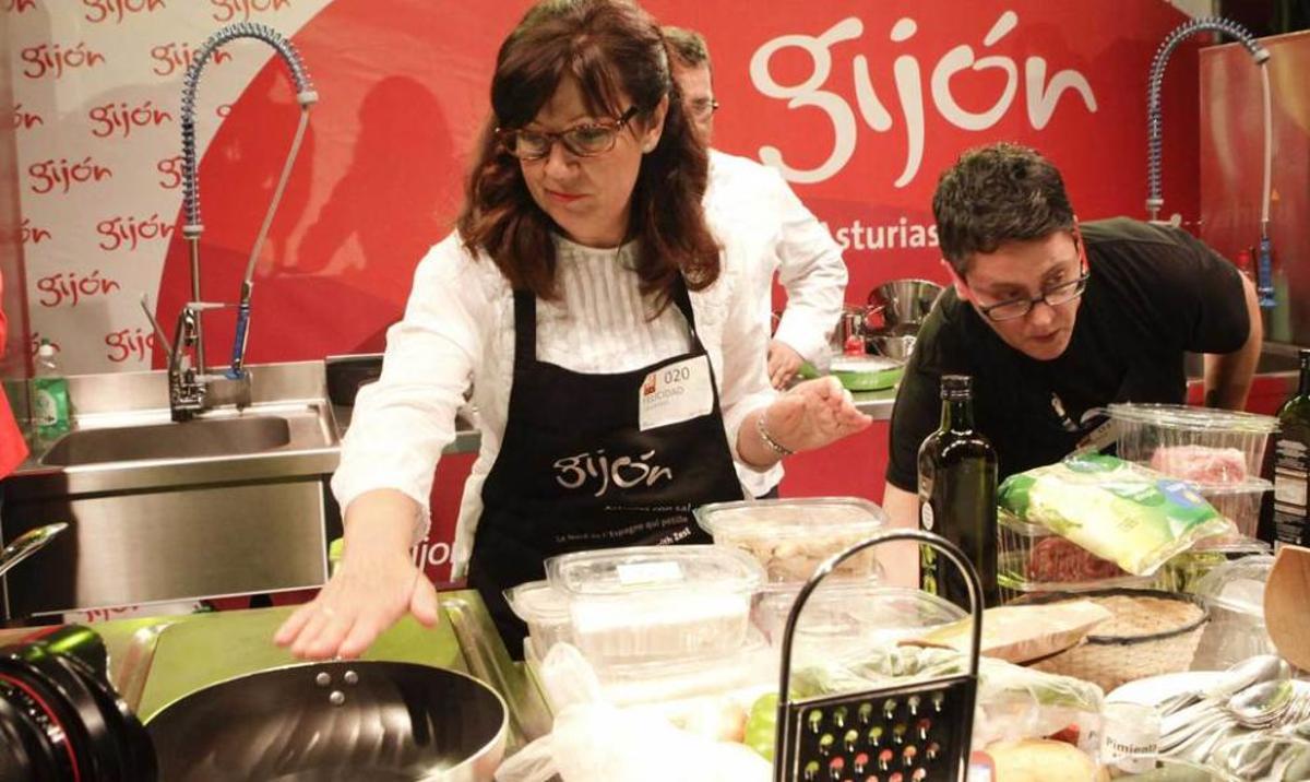 Las aspirantes Felicidad Valderey y Miriam Díaz dispustas a empezar a cocinar. A la derehca, el jurado de Arcochef, de izquierda a derecha Isaweweis, Lora, Pelayo Blanco, Marcos Morán y Noelia Hernández.
