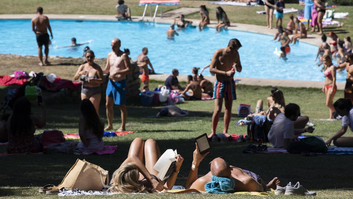 Varias personas disfrutan de un día de ocio en piscinas