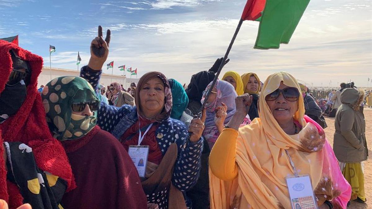 Mujeres portan la bandera saharaui durante una marcha en los campamentos de refugiados.