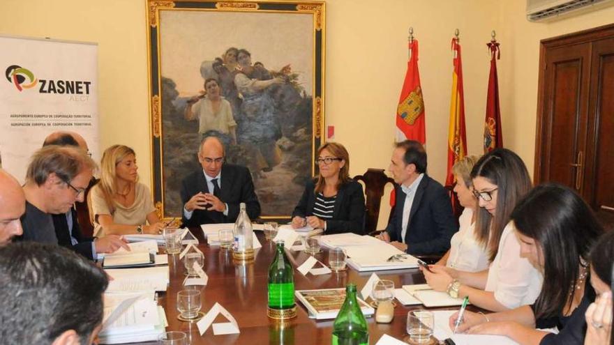 Strieder, Martín Pozo y Prieto, representantes zamoranos asistentes a la reunión de Zasnet, ayer en Salamanca.