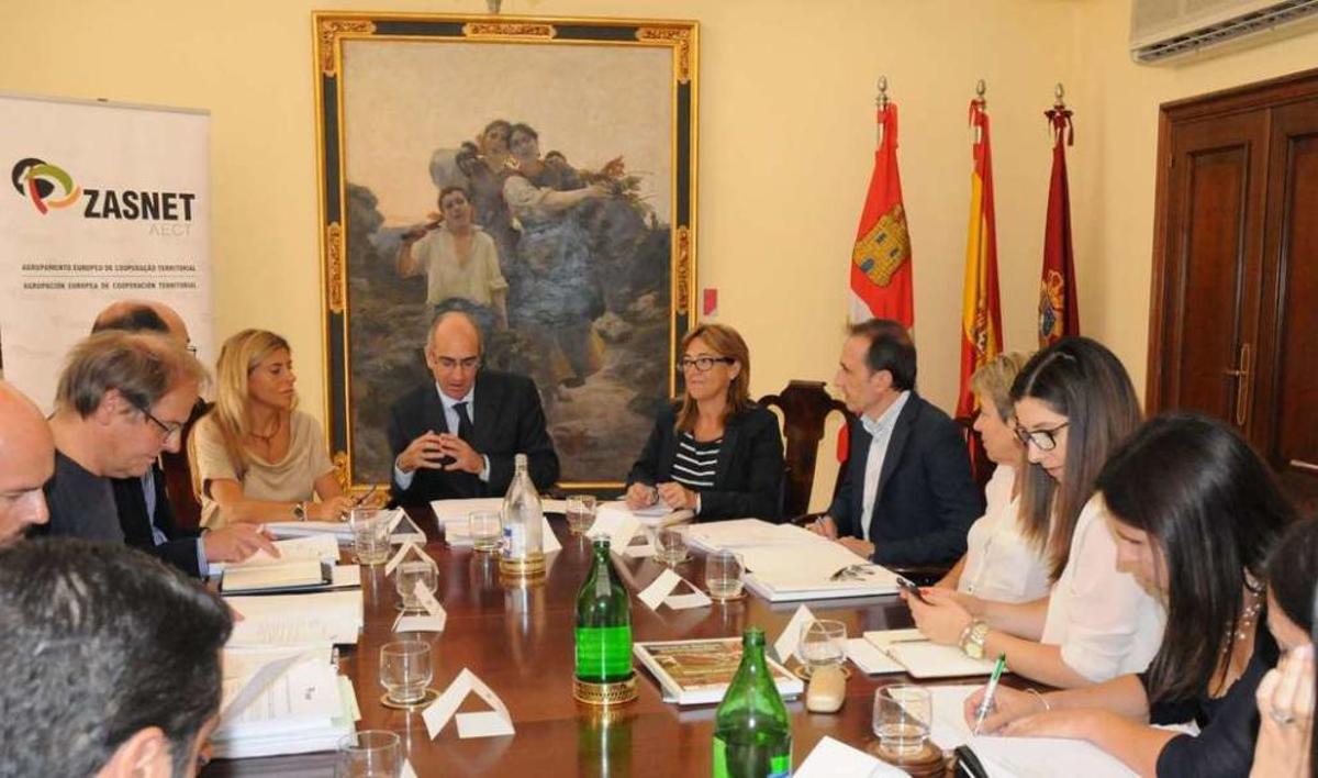 Strieder, Martín Pozo y Prieto, representantes zamoranos asistentes a la reunión de Zasnet, ayer en Salamanca.