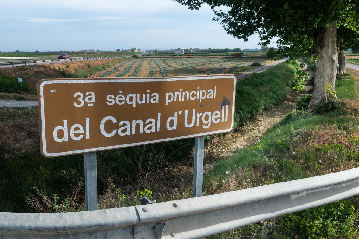 Cartel de la tercera acequia del Canal de Urgell, a su paso por Vilanova de Bellpuig, en Lleida.