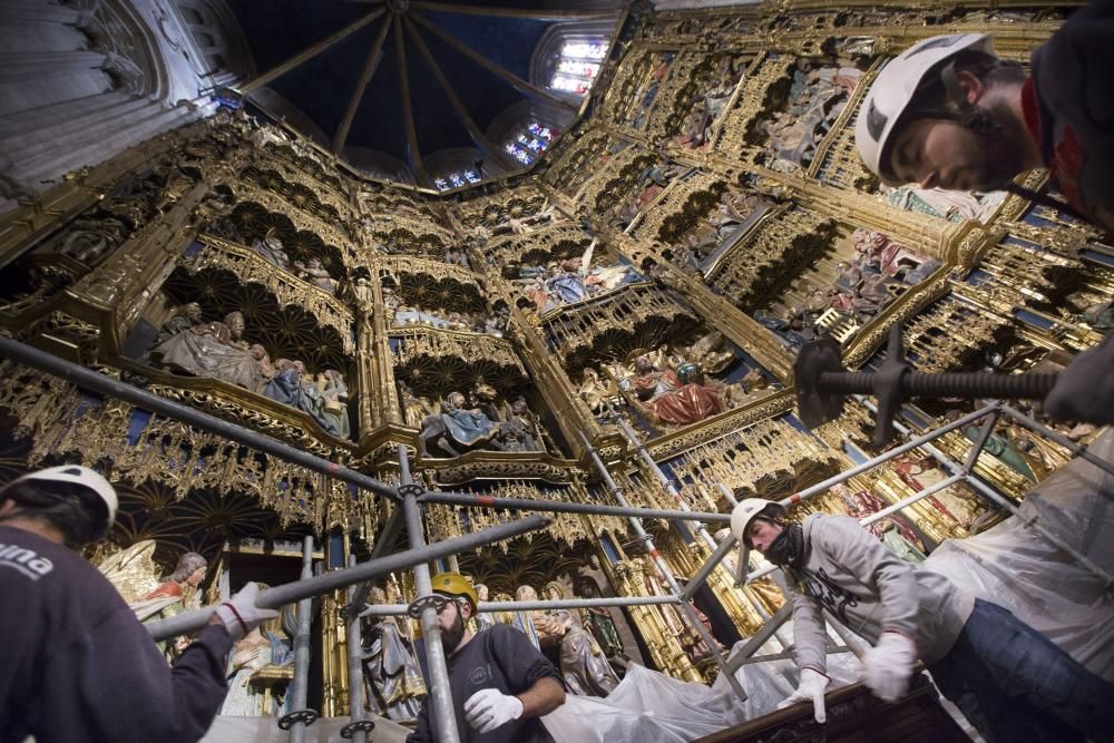 Montaje de los andamios para la limpieza del retablo de la Catedral de Oviedo