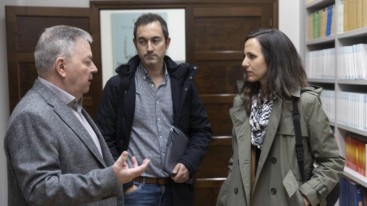 González Riaño, a la izquierda, recibe a Ione Belarra, acompañada por Diego Ruiz de la Peña, en la Academia de la Llingua.