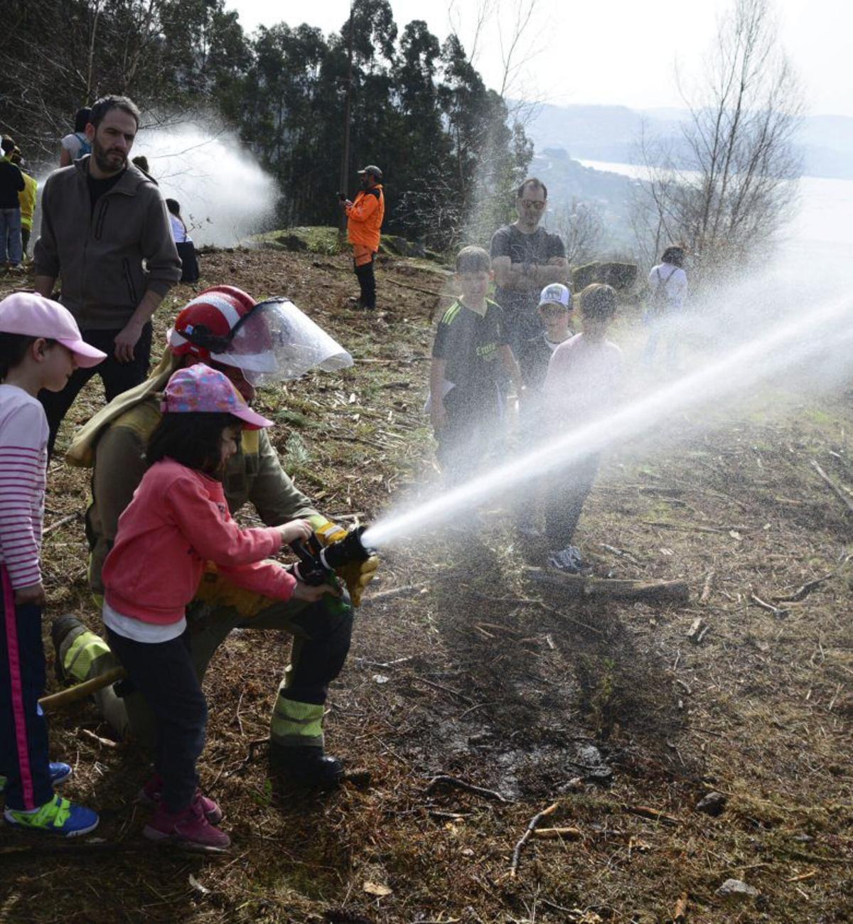 Regando la zona con la motobomba del Distrito Forestal. | GONZALO NÚÑEZ