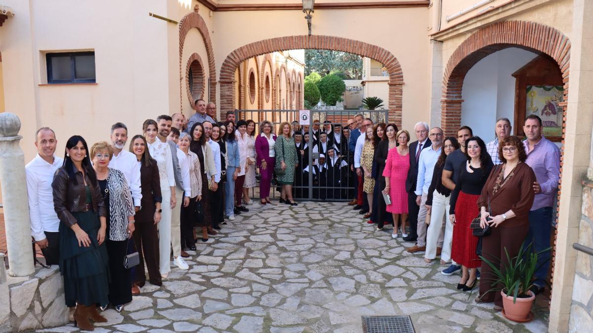 Comisión de festeros y festeras de 2026 junto a la comunidad de agustinas descalzas