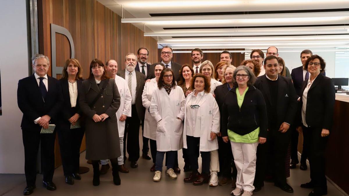 Trabajadores de la biblioteca, junto a las autoridades.