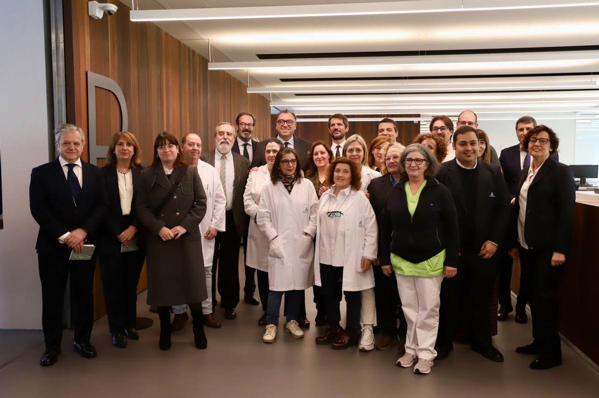 Trabajadores de la biblioteca, junto a las autoridades.