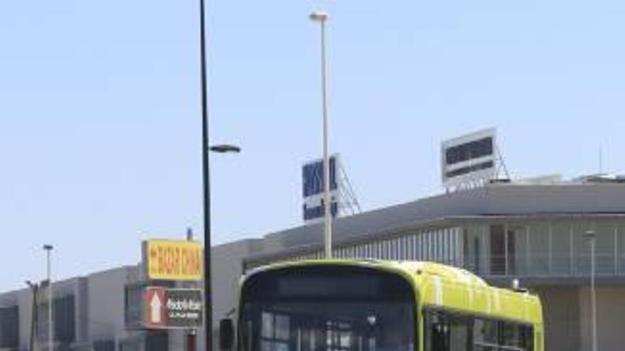 Un autobús del Urbanet en la explanada del hospital de Gandia.