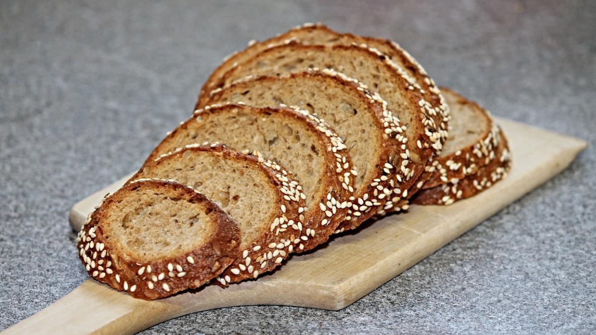 El pan integral, a diferencia del blanco, tiene numerosos beneficios para la salud