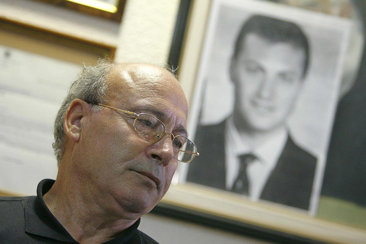 Francisco Holgado, conocido como "Padre Coraje", junto a una foto de su hijo, Juan, en una imagen de archivo