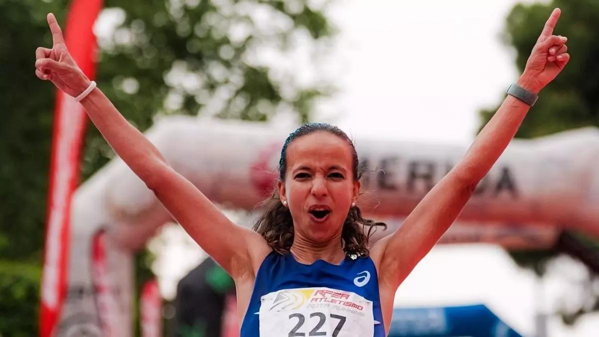 Fátima Ouhaddou celebra una victoria.