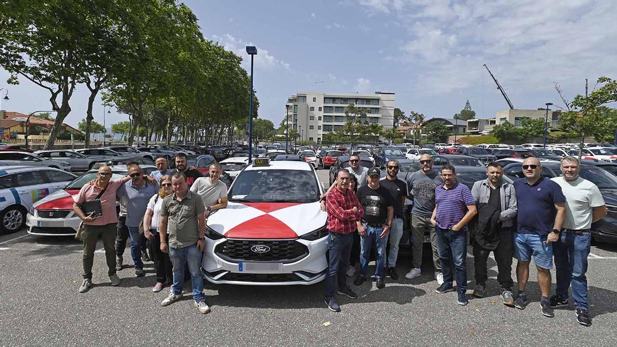 Parte de los taxistas de Vigo, antes de entrar a la asamblea extraordinaria celebrada en el Verbum. 19 junio 2025