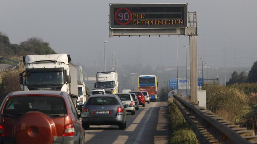 Una autovía limitada a 90 por la contaminación, la semana pasada.