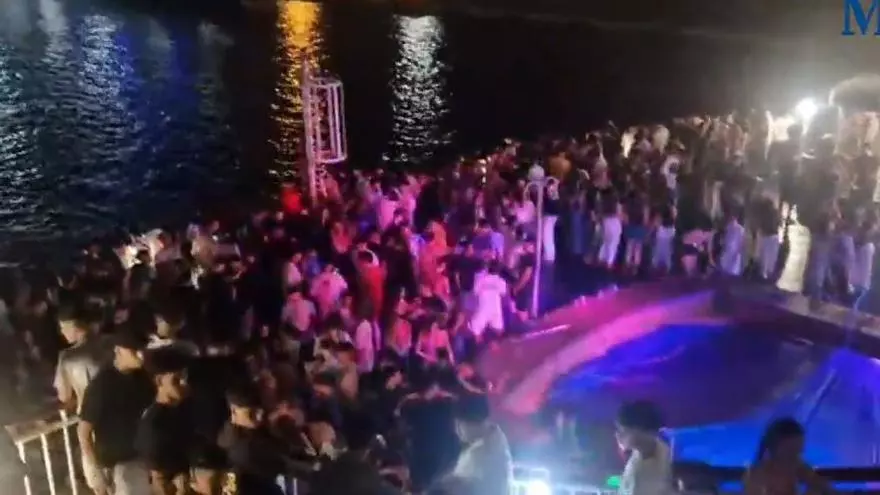 Jóvenes españoles de camino a Mallorca: cuando el ferry se convierte en un barco de fiesta