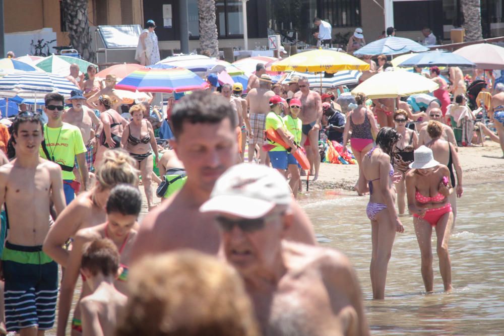 La playa del Cura de Torrevieja repleta de bañistas