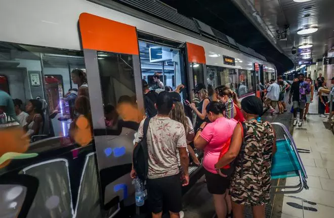 Los trenes gratis disparan las excursiones domingueras de playa fuera de Barcelona