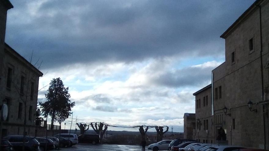 Nubes oscuras en la plaza del Claudio Moyano, esta mañana.