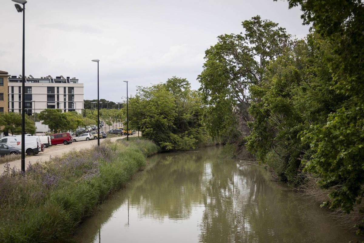 Canal Imperial de Aragón, con Valdefierro a la izquierda.