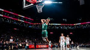 Jayson Tatum en una acción de mate en Brooklyn