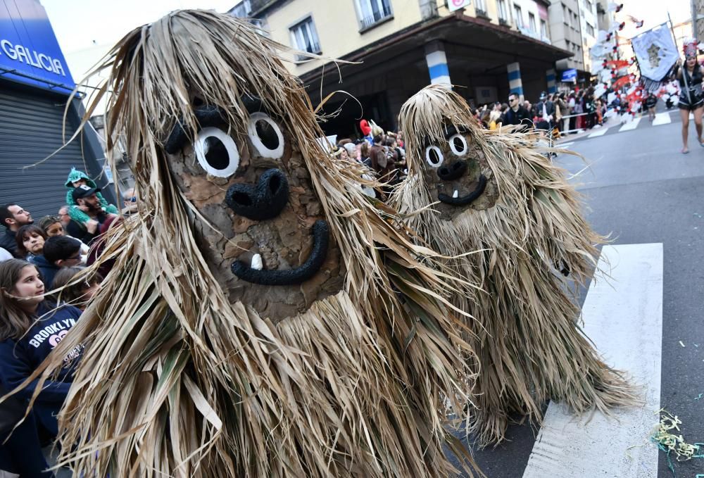 El desfile de Carnaval inunda de gente, color y humor el centro de Pontevedra