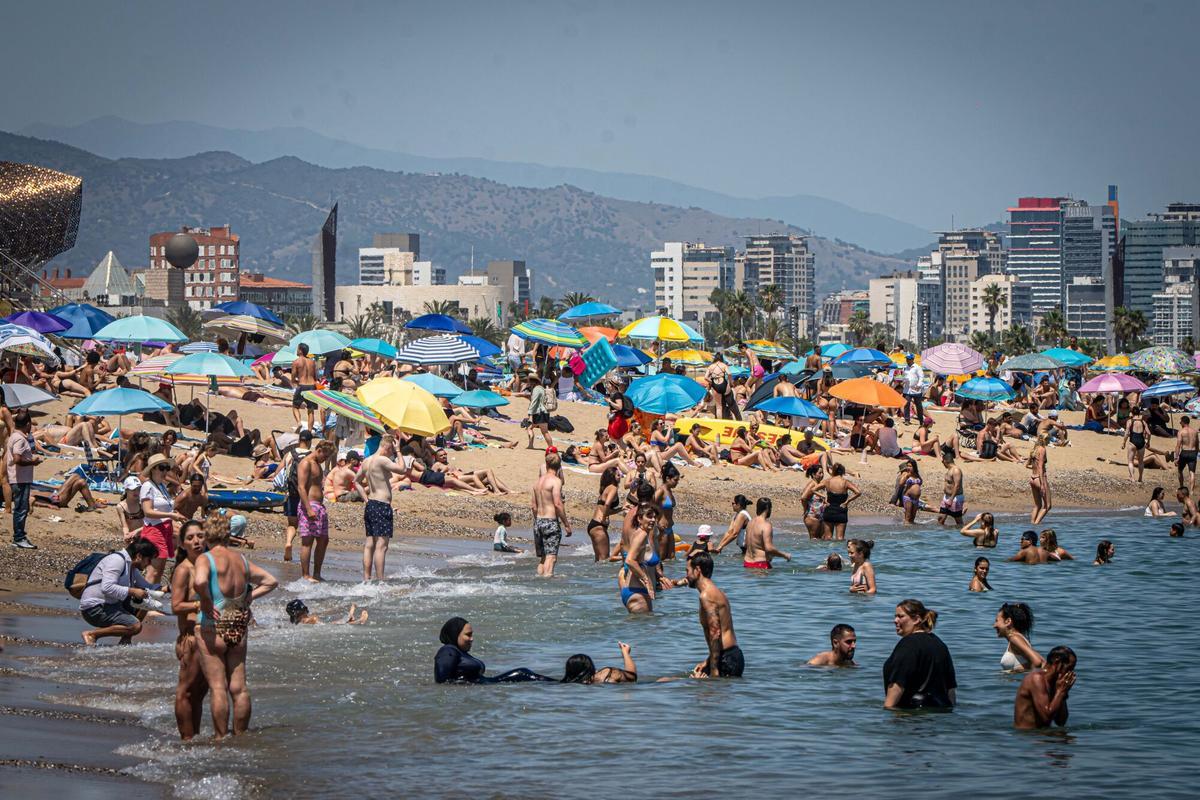 Las playas de Barcelona se llenan con el aumento de las temperaturas
