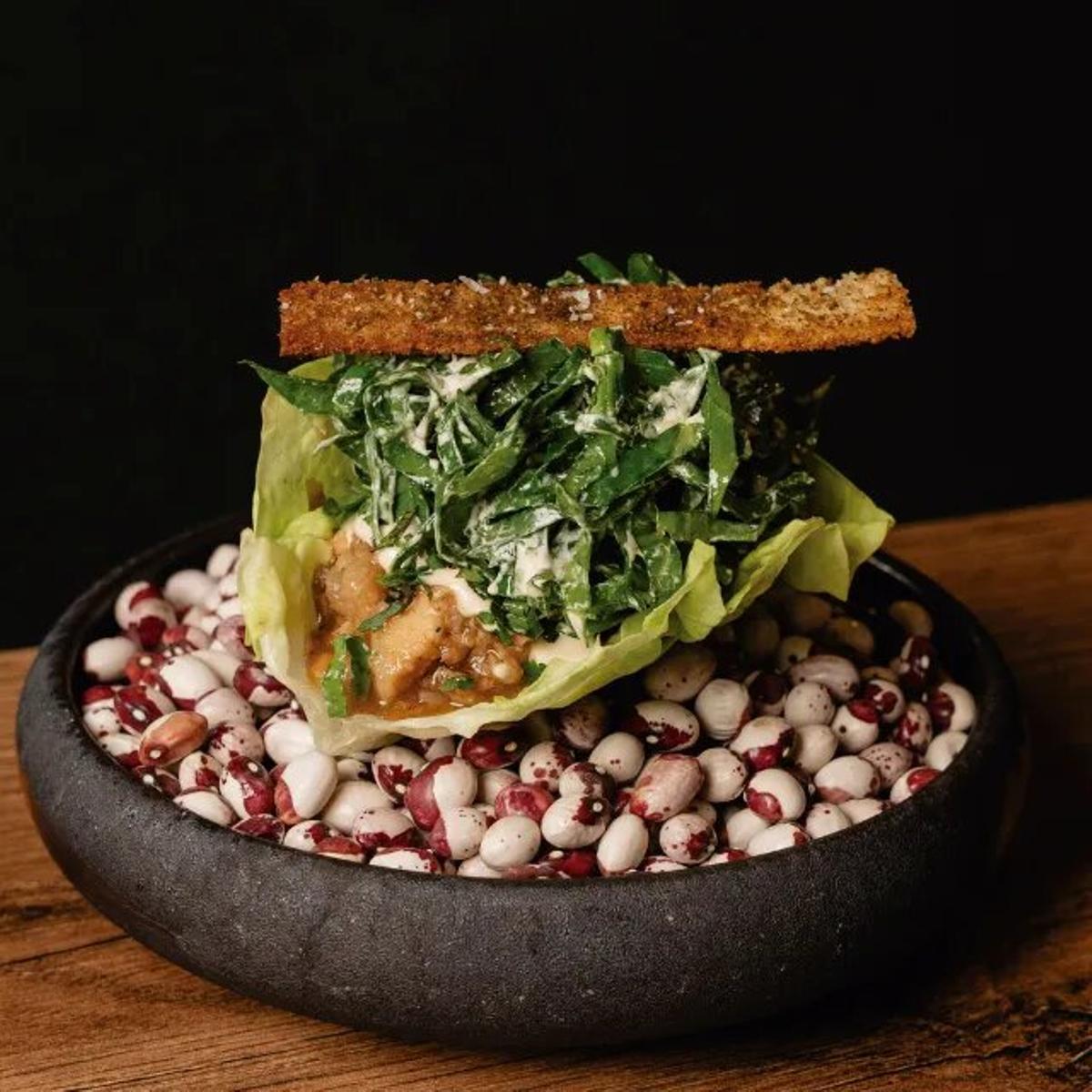 Andana de Maca de Castro ofrece un Saam de cerdo negro ligado con su jugo y hierbas frescas.