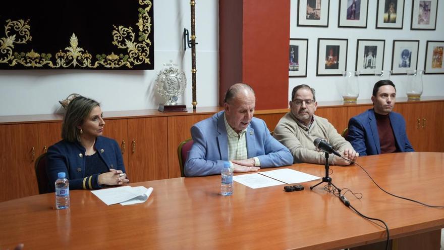 El presidente de la Agrupación de Cofradías de Pozoblanco, Juan Fernández, con miembros de su junta.