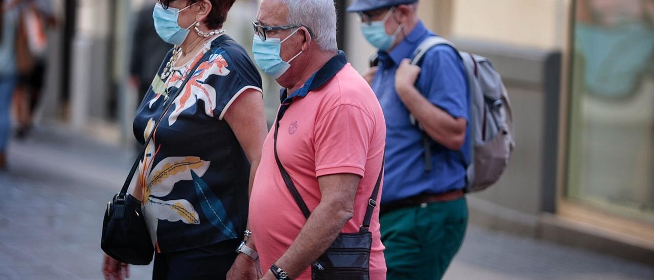 Varias personas con mascarilla por Santa Cruz de Tenerife