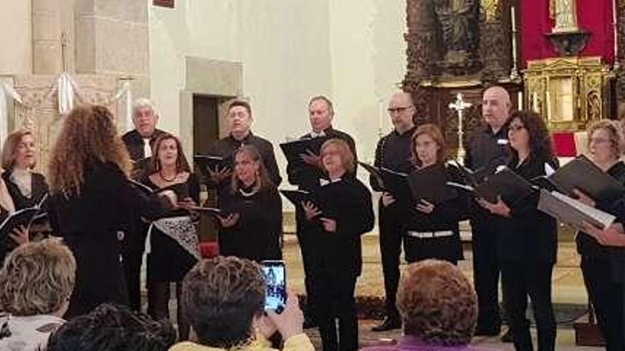 Los miembros del coro del Centro Musical Ángel Muñiz Toca de Oviedo, durante el concierto.