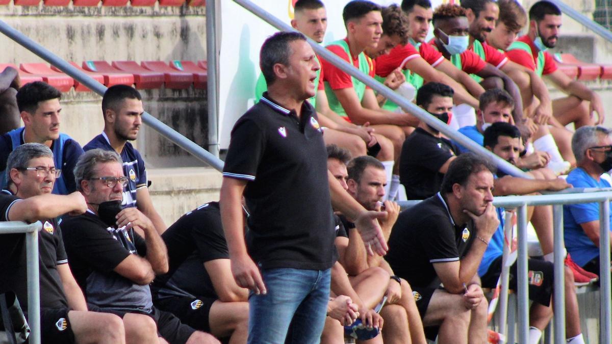 Sergi Escobar, entrenador del CD Castellón, durante un amistoso de esta pretemporada.