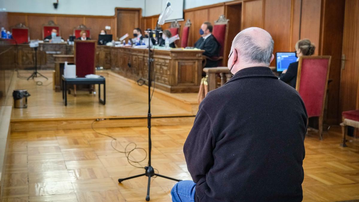 El acusado de matar a su inquilina en Zafra en 2020, esta mañana, en la Audiencia Provincial de Badajoz.