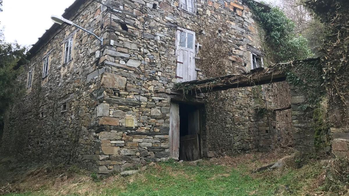 Una casa, en una de las aldeas a la venta en Asturias.