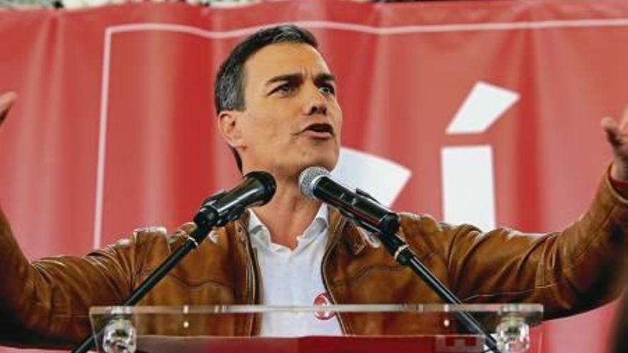 Pedro Sánchez durante su mitin de primarias en Burjassot, población que gobierna Rafa García.