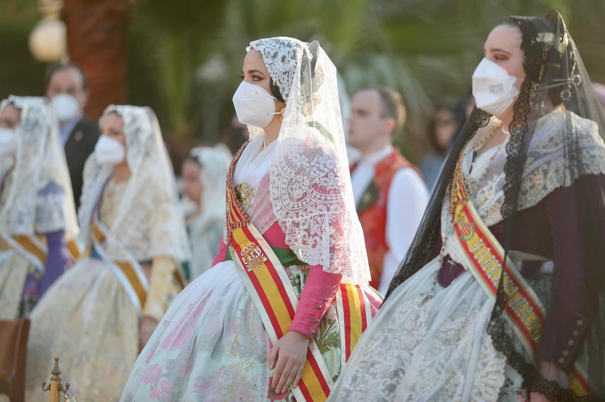 Carmen y la corte recuperan las mascarillas por prudencia sanitaria en el Cottolengo