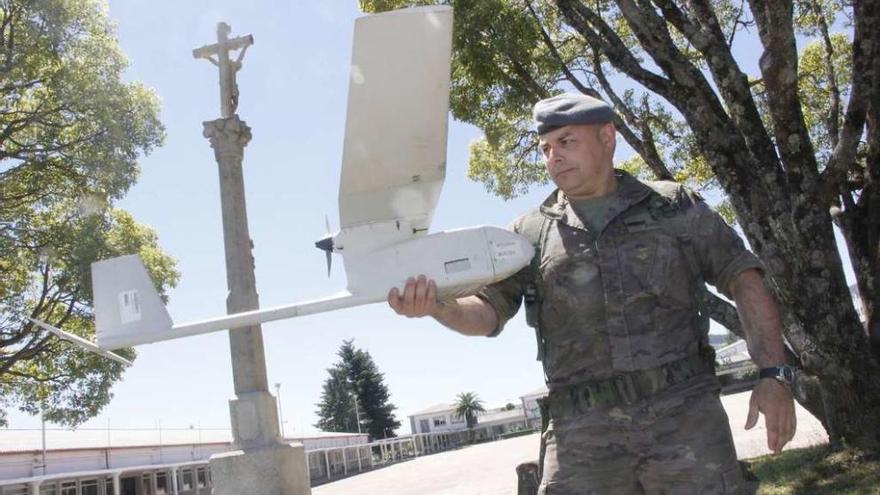 Un militar sostiene el dron que realizará labores de vigilancia aérea.