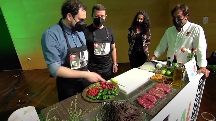 Andrés Gordillo, Sol Gómez y Alfonso Cobaleda en la demostración de carne de wagyu.