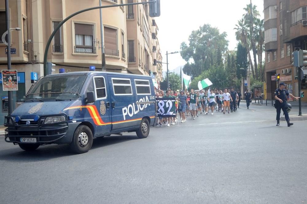 Los aficionados del Elche, escoltados antes del pa