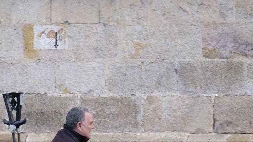 Un ciudadano con una silla eléctrica por Zamora.