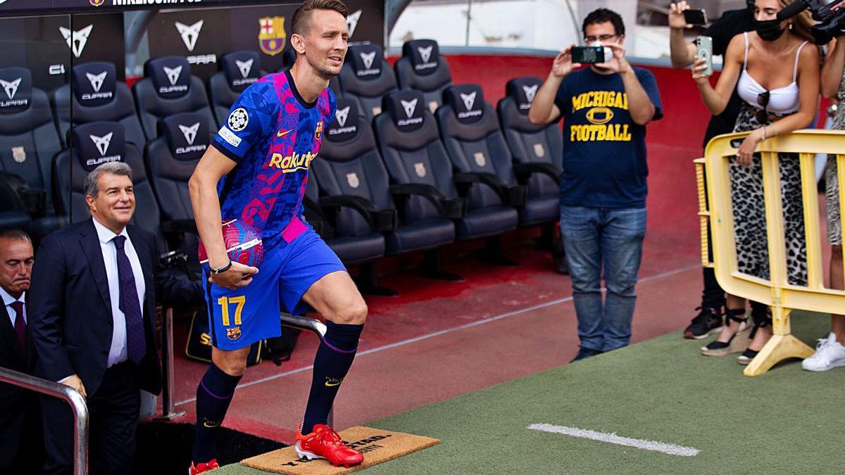 Luuk de Jong dijous passat al Camp Nou durant la seva presentació oficial. | ENRIC FONTCOBERTA/EFE