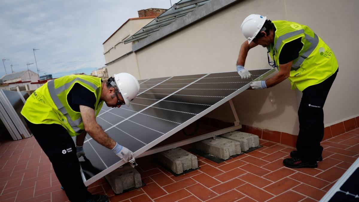 Dos instaladores ajustando placas solares