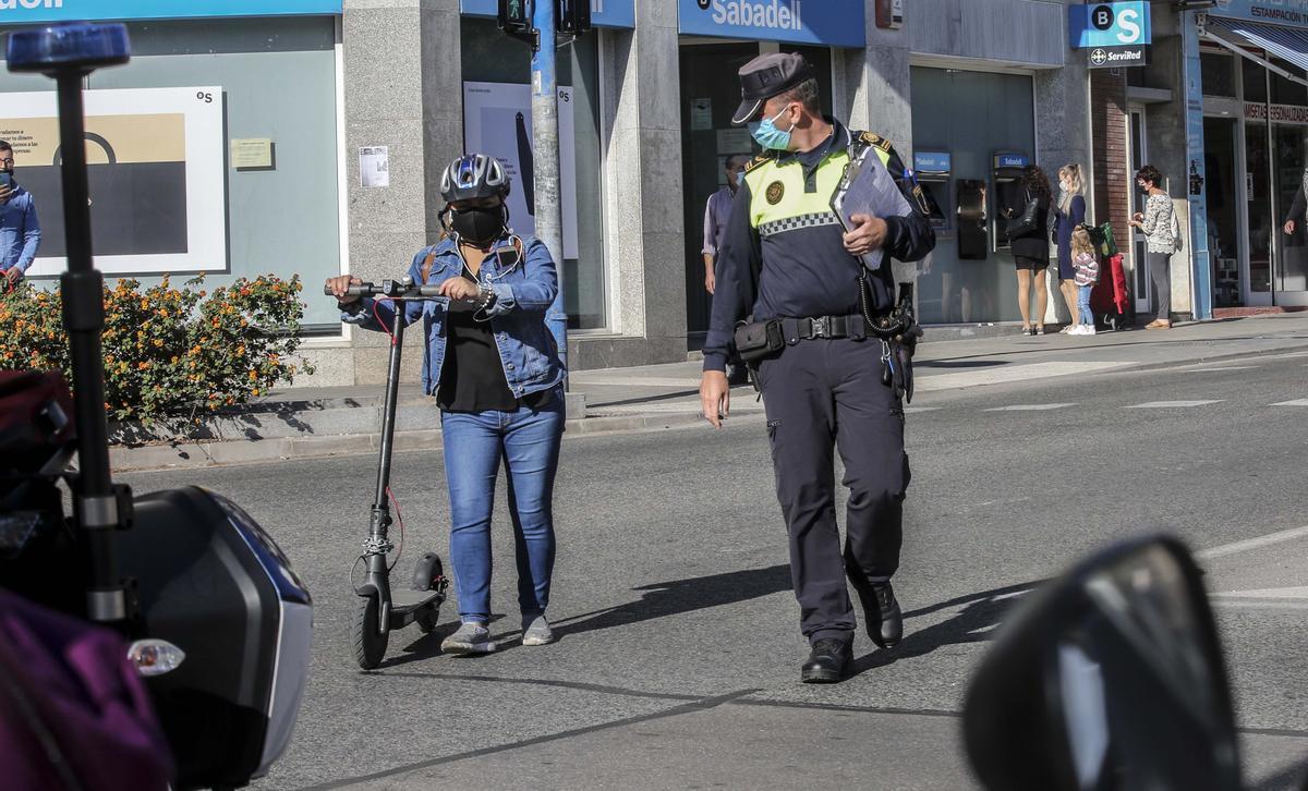 Primeras multas en Alicante a usuarios de patinetes por incumplir la ordenanza Primeras multas en Alicante a usuarios de patinetes por incumplir la ordenanza