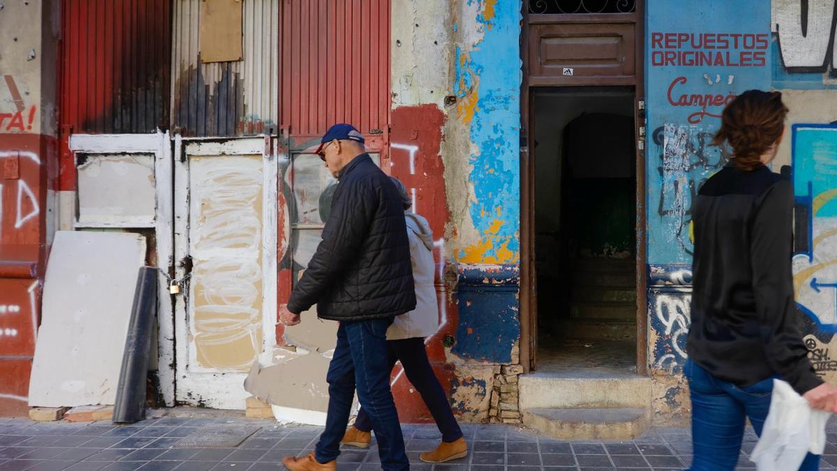 Acceso a una de las fincas okupadas en Peris y Valero