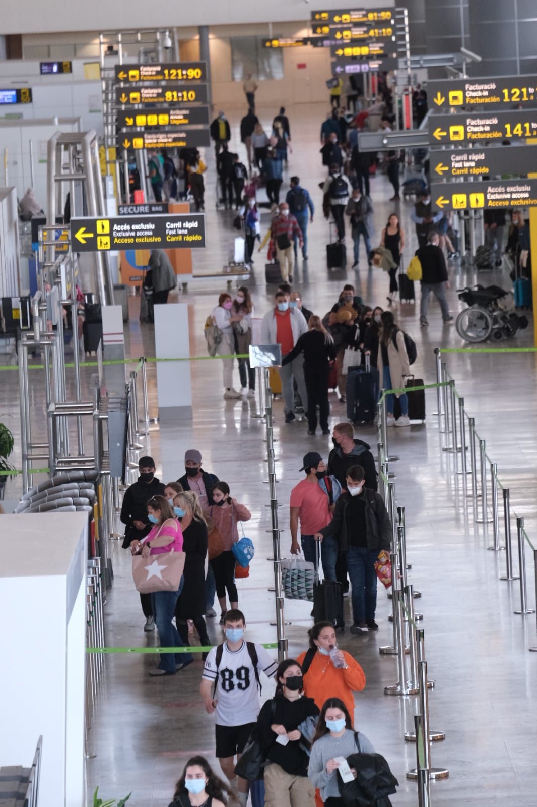 Pasajeros camino de las puertas de embarque este viernes en el aeropuerto