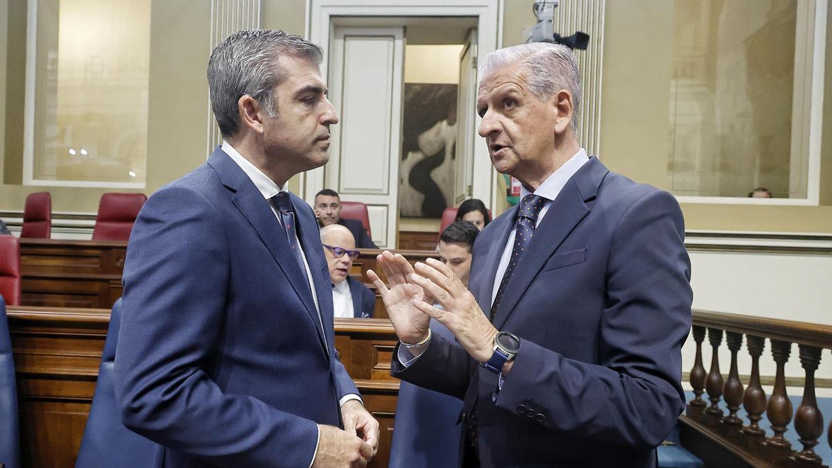 El vicepresidente Manuel Domínguez (i) conversa con el nacionalista Francisco Linares.