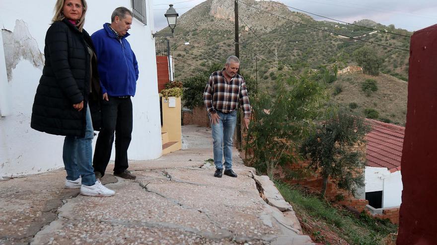 La concejala socialista Lorena Doña, el presidente vecinal Antonio Pino y Francisco Vertedor, en la semiderruida calle Escritor Maruján Cabrera.