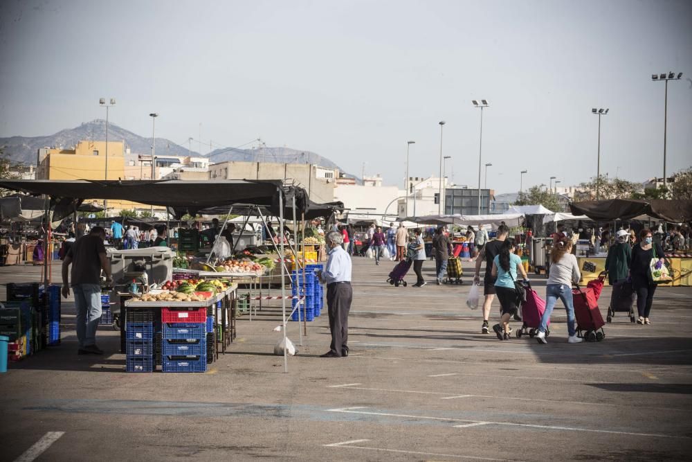 Control de acceso y de aforo en la reapertura de los cuatro mercadillos de Alicante.